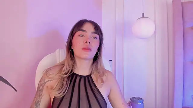 Snapshot of Lucy_Vega chatting on 11.19.25 Lucy Vega online show from 11.19.25