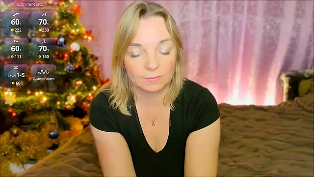 Snapshot of Regina__blue chatting on 12.19.24 Regina  blue online show from 12.19.24