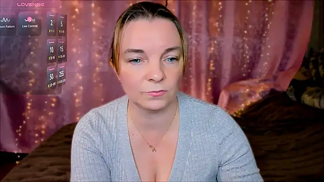 Snapshot of Regina__blue chatting on 01.12.25 Regina  blue online show from 01.12.25