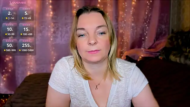 Snapshot of Regina__blue chatting on 01.14.25 Regina  blue online show from 01.14.25