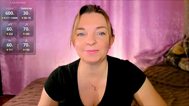 Snapshot of Regina__blue chatting on 01.28.25 Regina  blue online show from 01.28.25