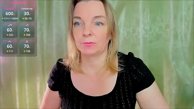 Snapshot of Regina__blue chatting on 02.17.25 Regina  blue online show from 02.17.25