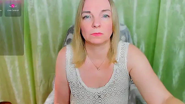 Snapshot of Regina__blue chatting on 03.07.25 Regina  blue online show from 03.07.25