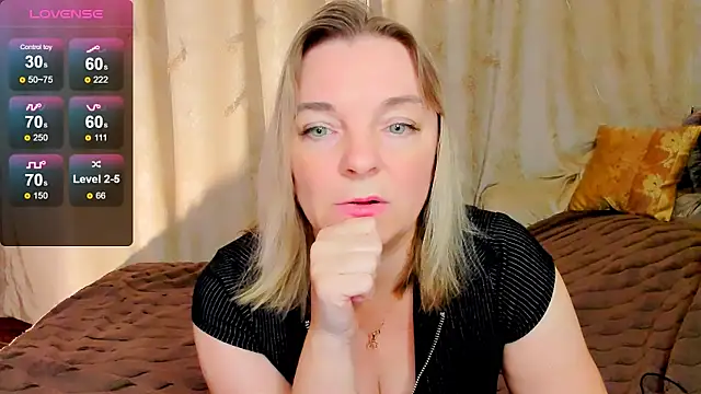 Snapshot of Regina__blue chatting on 10.18.25 Regina  blue online show from 10.18.25