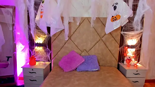 Snapshot of SummersAngel chatting on 10.15.25 SummersAngel online show from 10.15.25