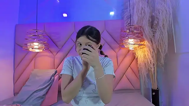 Snapshot of AngelaaCute_ chatting on 03.19.25 AngelaaCute online show from 03.19.25