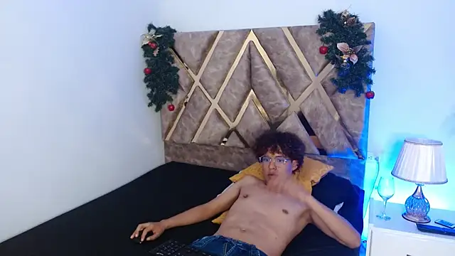 Snapshot of nickolas_moon chatting on 12.19.24 nickolas moon online show from 12.19.24