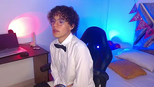 Snapshot of nickolas_moon chatting on 02.18.25 nickolas moon online show from 02.18.25