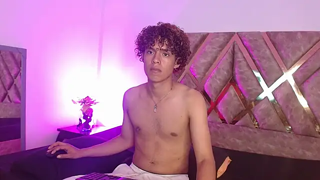 Snapshot of nickolas_moon chatting on 03.19.25 nickolas moon online show from 03.19.25