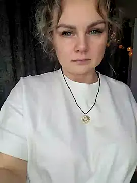 Snapshot of candy_queeen chatting on 12.08.24 candy queeen online show from 12.08.24