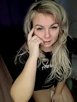 Snapshot of candy_queeen chatting on 10.27.25 candy queeen online show from 10.27.25