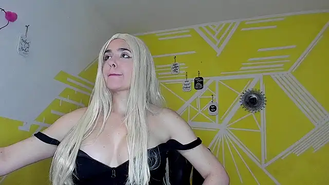 Snapshot of Nikolle_Rouss chatting on 10.31.25 Nikolle Rouss online show from 10.31.25