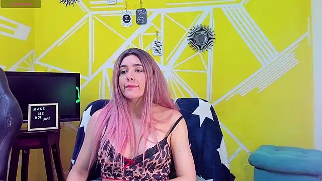 Snapshot of Nikolle_Rouss chatting on 12.14.25 Nikolle Rouss online show from 12.14.25