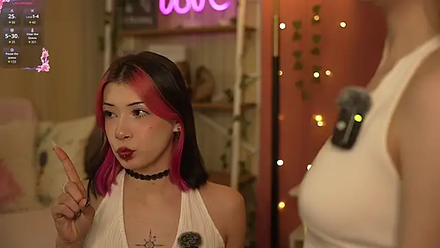 Snapshot of IsabellaTorrance chatting on 11.16.25 IsabellaTorrance online show from 11.16.25