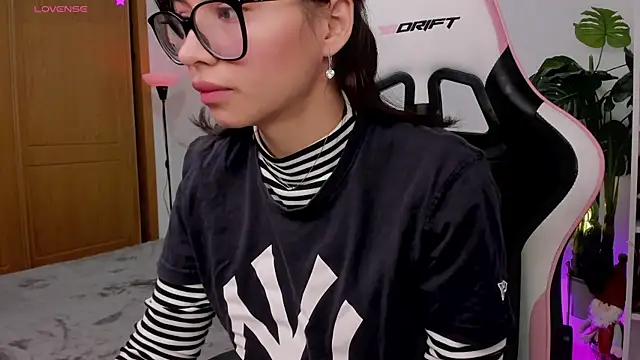 Snapshot of Adriennesexxx chatting on 12.16.24 Adriennesexxx online show from 12.16.24