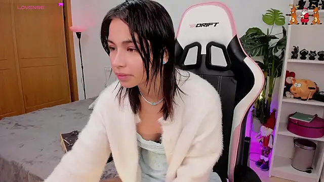 Snapshot of Adriennesexxx chatting on 12.17.24 Adriennesexxx online show from 12.17.24