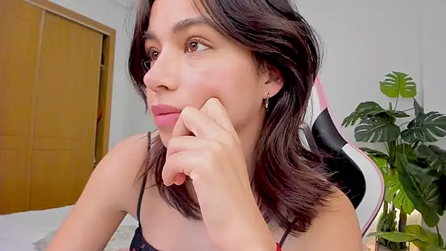 Snapshot of Adriennesexxx chatting on 01.31.25 Adriennesexxx online show from 01.31.25