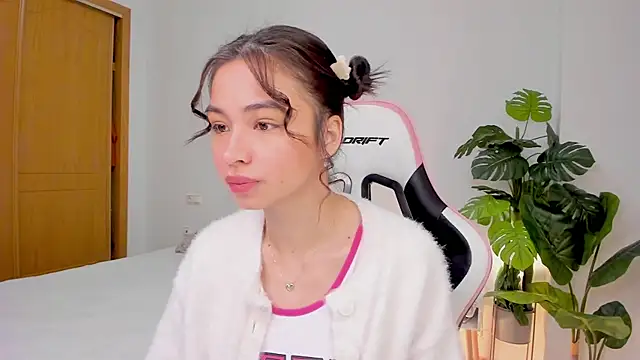 Snapshot of Adriennesexxx chatting on 02.02.25 Adriennesexxx online show from 02.02.25