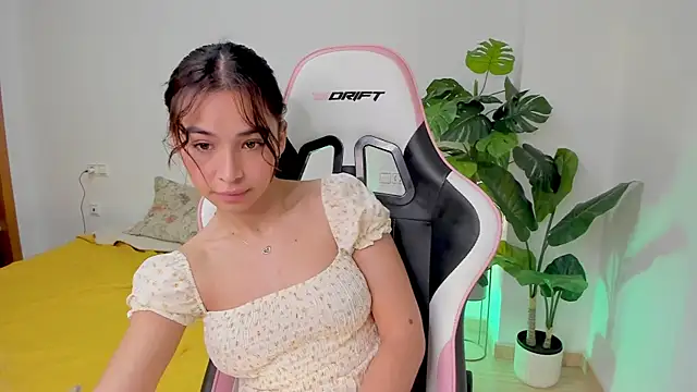 Snapshot of Adriennesexxx chatting on 02.07.25 Adriennesexxx online show from 02.07.25