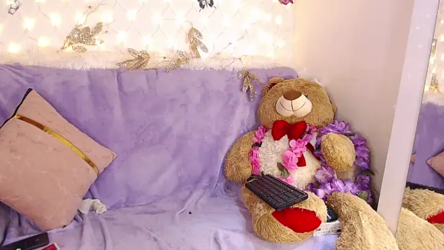 Snapshot of NatazhaQueen chatting on 10.24.25 NatazhaQueen online show from 10.24.25