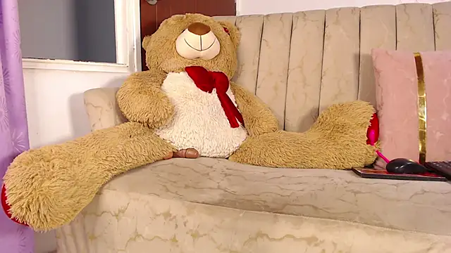 Snapshot of NatazhaQueen chatting on 11.25.25 NatazhaQueen online show from 11.25.25