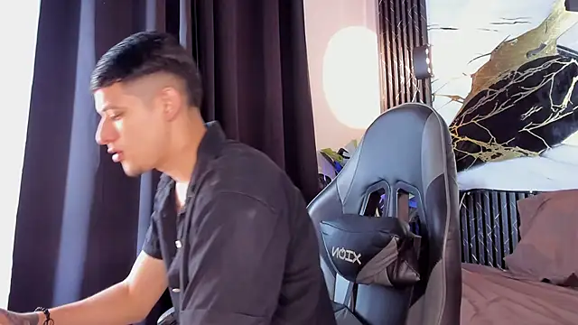 Snapshot of kyle_smithxx chatting on 12.13.25 kyle smithxx online show from 12.13.25