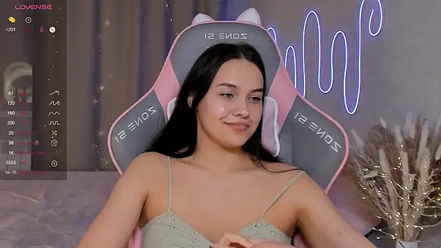 Snapshot of _Sweetie_ chatting on 02.14.25 Sweetie online show from 02.14.25