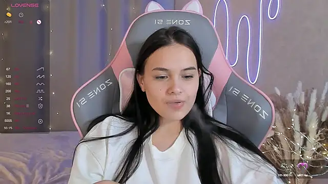 Snapshot of _Sweetie_ chatting on 02.15.25 Sweetie online show from 02.15.25