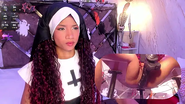 Snapshot of SofiRey_ chatting on 10.31.25 SofiRey online show from 10.31.25