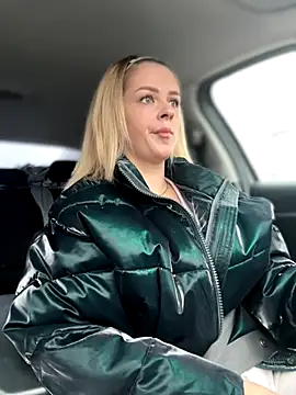 Snapshot of Love_Bri chatting on 11.18.25 Love Bri online show from 11.18.25