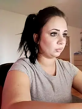 Snapshot of AdelinaJude chatting on 03.10.25 AdelinaJude online show from 03.10.25