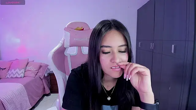 Snapshot of Tinylottie chatting on 10.30.25 Tinylottie online show from 10.30.25