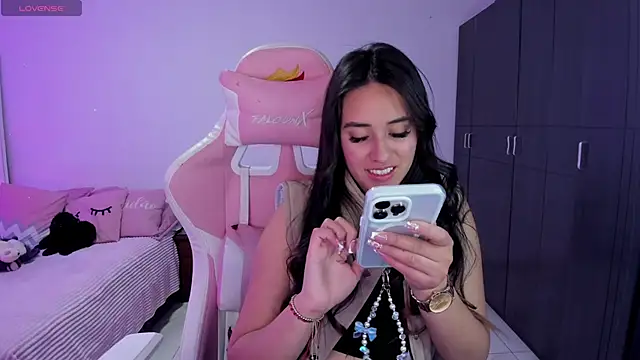 Snapshot of Tinylottie chatting on 11.06.25 Tinylottie online show from 11.06.25