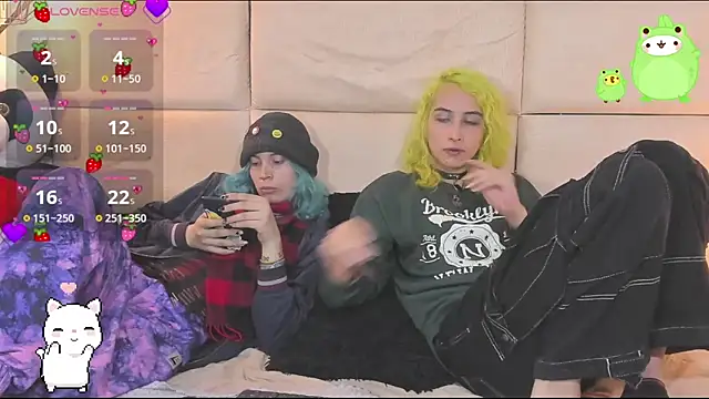 Snapshot of -kisa_ chatting on 10.16.25 -kisa online show from 10.16.25