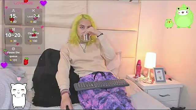 Snapshot of -kisa_ chatting on 10.24.25 -kisa online show from 10.24.25