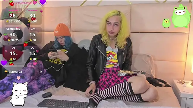 Snapshot of -kisa_ chatting on 11.21.25 -kisa online show from 11.21.25