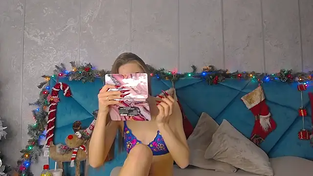 Snapshot of AlyseReuse chatting on 01.04.25 AlyseReuse online show from 01.04.25