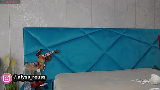 Snapshot of AlyseReuse chatting on 02.19.25 AlyseReuse online show from 02.19.25