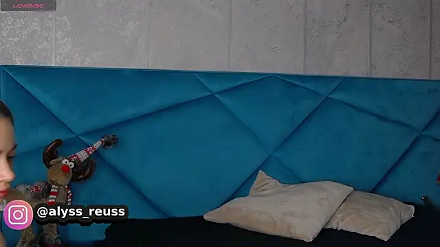 Snapshot of AlyseReuse chatting on 02.22.25 AlyseReuse online show from 02.22.25