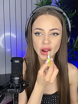 Snapshot of AlyseReuse chatting on 03.11.25 AlyseReuse online show from 03.11.25