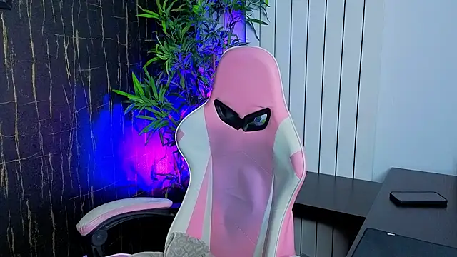 Snapshot of AlyseReuse chatting on 10.08.25 AlyseReuse online show from 10.08.25