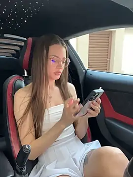 Snapshot of AlyseReuse chatting on 10.14.25 AlyseReuse online show from 10.14.25