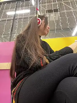 Snapshot of pantyless chatting on 12.11.24 pantyless online show from 12.11.24