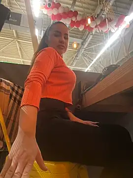 Snapshot of beautydiamond chatting on 01.12.25 beautydiamond online show from 01.12.25