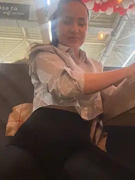 Snapshot of beautydiamond chatting on 01.19.25 beautydiamond online show from 01.19.25