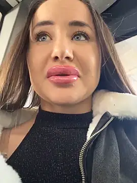 Snapshot of beautydiamond chatting on 02.14.25 beautydiamond online show from 02.14.25