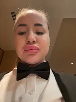 Snapshot of beautydiamond chatting on 02.15.25 beautydiamond online show from 02.15.25