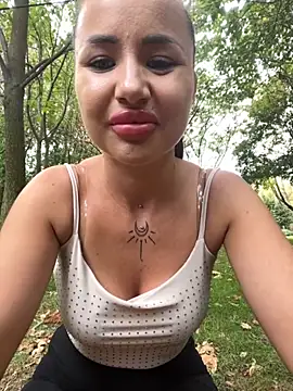 Snapshot of beautydiamond chatting on 09.10.25 beautydiamond online show from 09.10.25