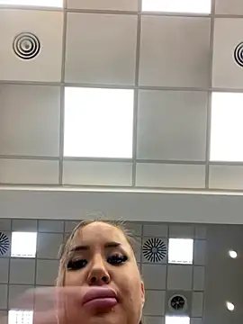 Snapshot of beautydiamond chatting on 10.11.25 beautydiamond online show from 10.11.25