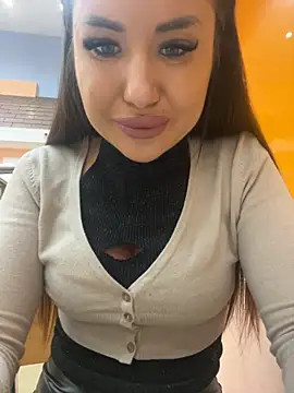 Snapshot of beautydiamond chatting on 10.15.25 beautydiamond online show from 10.15.25